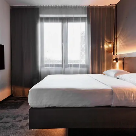 Moxy South Hotel