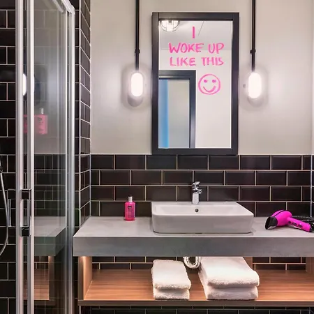 Moxy South Hotel 4*
