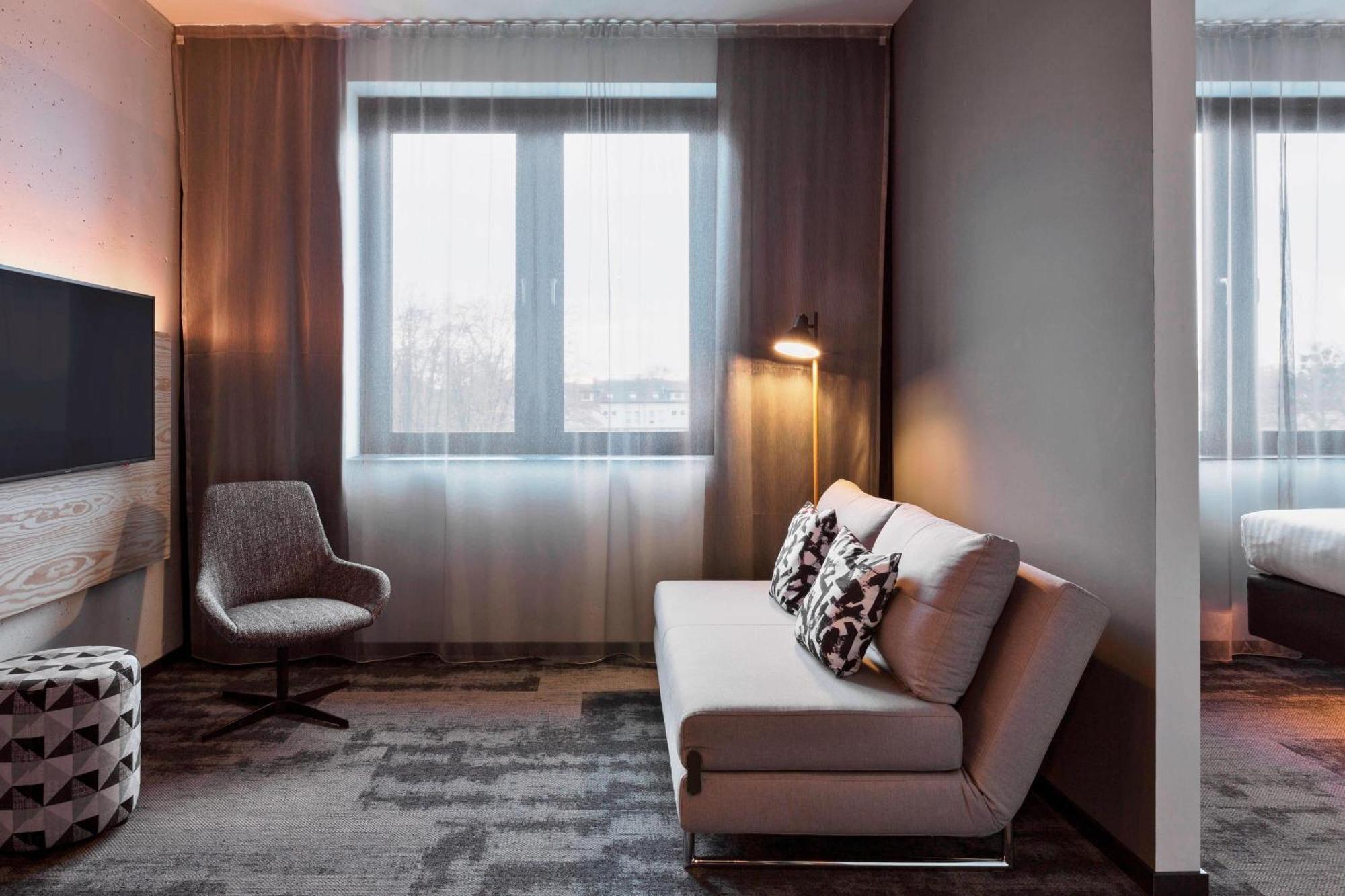 Moxy South 4*