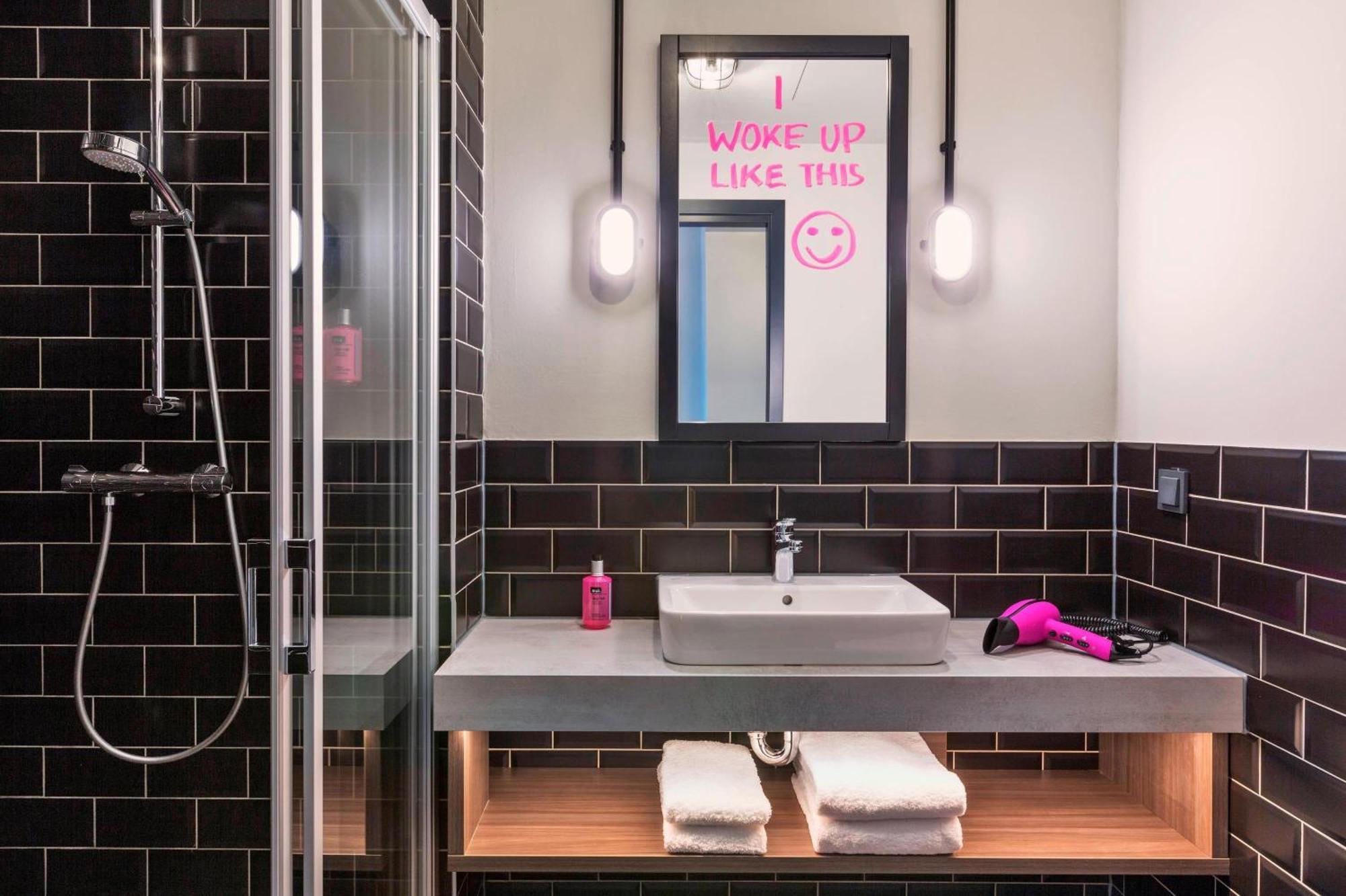 Moxy South Hotel 4*