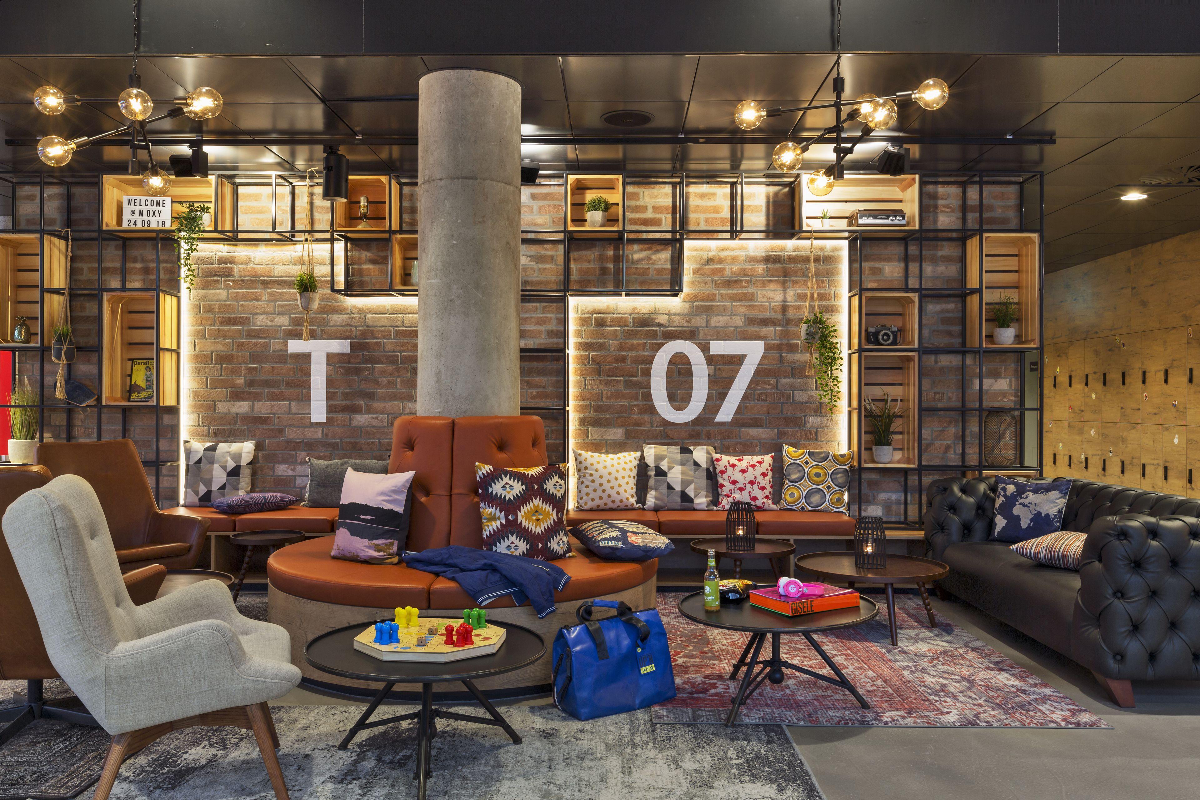 Moxy South 4*